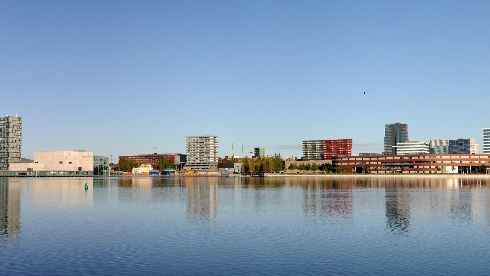 Verhuisbedrijf Almere — skyline Weerwater