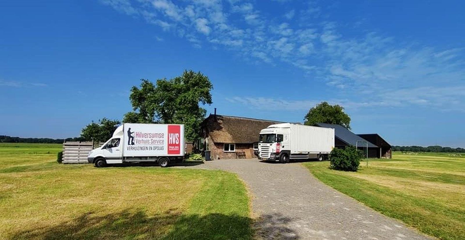 HVS verhuiswagens bij bedrijfspand